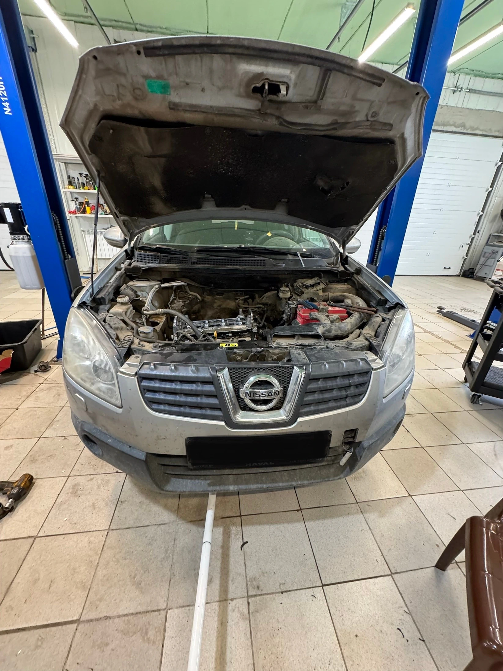 Nissan Qashqai с открытым капотом в сервисе